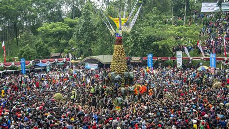 Foto Serunya Berebut Durian Di Festival Kedurenan Jombang Foto