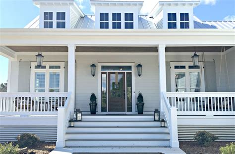 The durable wiring is a sturdy solution to secure your deck and stairs safely. 65 stunning farmhouse porch railing decor ideas (7 ...