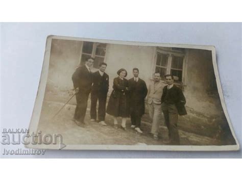 Снимка Жена и петима мъже на улицата Стари снимки Изделия от хартия balkanauction