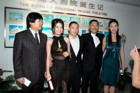 她结婚五年了，也生了一个孩子，但她并不爱她丈夫。 tā jiéhūn wǔ niánle, yě shēngle yīgè háizi, dàn tā bìng bù ài tā zhàngfū. 赵薇叶茂青为何分手叶茂青如何评价赵薇？上海首富叶茂青资料介绍