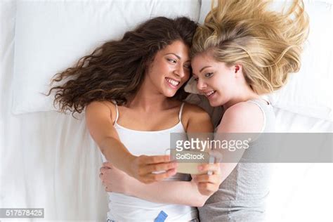 Lesbiennes Couple Prenant Un Selfie Photo Getty Images