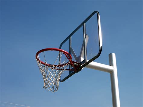 Menurut danny mielke (2007:45) passing adalah seni memindahkan momentum bola dari satu pemain ke pemain lain. Gambar : langit, permainan, angin, rekreasi, bola basket, peralatan, tiang kapal, pelayaran ...