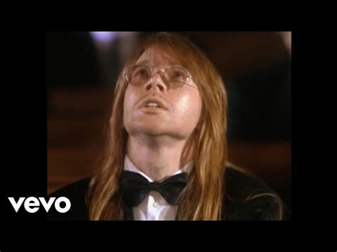 'cause nothin' lasts forever and we both know hearts can change and it's hard to hold a candle in the cold november rain. Vídeo November Rain en HD de Guns n' Roses