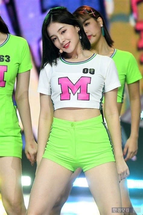 Pin By 소세지 Wo On 낸시♡♡♡ Nancy Momoland Jeans Wanita Mode Wanita