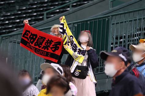 タマスポTIGERSフォト on Twitter 佐藤輝明 選手の登場曲吼えろに合わせ拳を突き上げていた阪神ファン