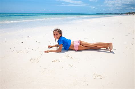 Niedliche Kleine Mädchen Am Strand Stockfoto Und Mehr Bilder Von