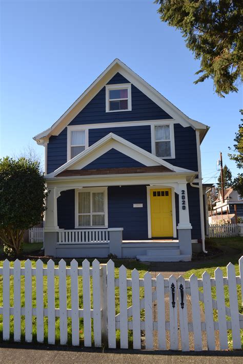 Kamu bisa sesuaikan antara warna pagar dengan warna tembok rumah. Rumah Warna Biru Putih Cantik | EncikShino.com