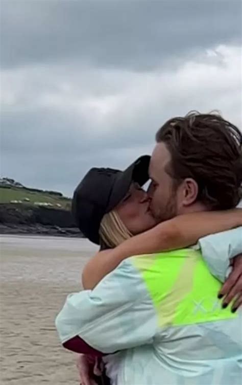 Olly Murs Engaged To Girlfriend Amelia Tank After Romantic Beach Proposal Ok Magazine