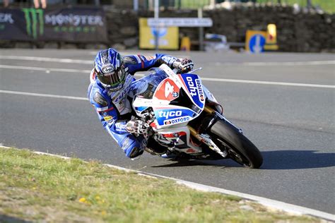 The pair were involved in a last lap battle royal, but johnson clinched his second tt win after supersport 600 success three years before. BMW's Hutchy Posts 1st 130mph Lap | 2016 Isle of Man TT ...