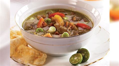 Dalam satu mangkuk soto kemiri biasanya berisi tauge, bawang goreng, nasi putih, serta suwiran ayam. Resep Kikil Sapi Mudah dan Enak Ala Masakan Rumah