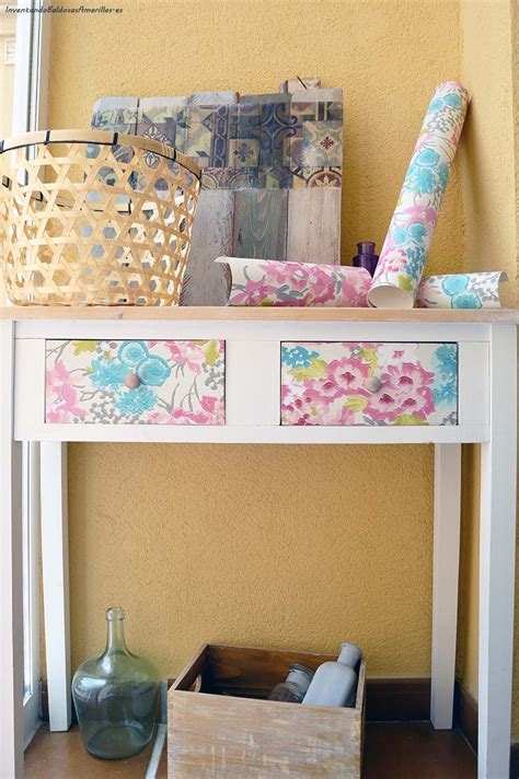 Además, una alfombra de fibras naturales, que son muy resistentes y arropan los suelos que da gusto. Decorar un mueble con papel pintado - HANDBOX