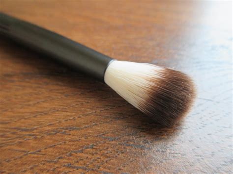 7 Types Of Eyeshadow Blending Brushes And How To Use Them For Your