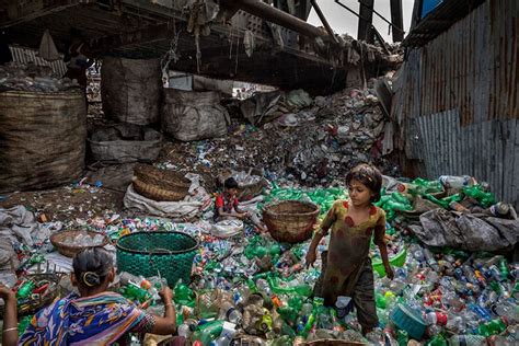 National Geographic S Newest Issue Breaks Hearts With Photos Of The Harsh Reality Of Plastic