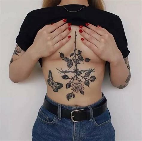 女の子の胸のタトゥー スケッチとレタリング胸の上または下の側面上のタトゥーの写真73枚