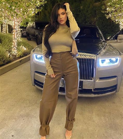 Kylie Jenner combina su outfit con el coche más lujoso y glam