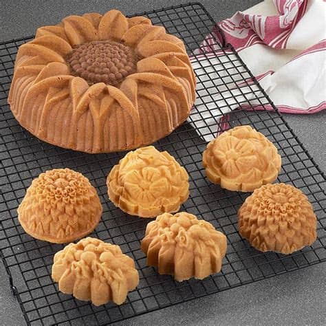 You can freeze royal icing in clean resealable freezer bags with the when storing royal icing, glass or ceramic containers are the best kinds to use. Royal Icing without Egg Whites or Meringue Powder - Tips ...