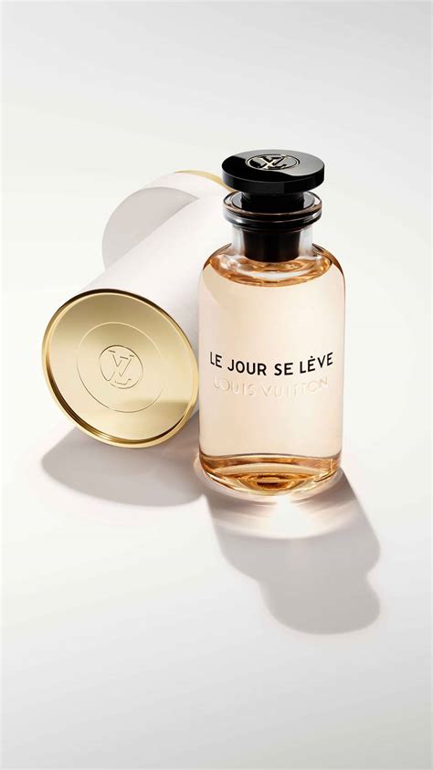 وهي مادة ثوريّة ذات رائحة جميلة تأسر اللب شذبها. Le Jour se Lève Louis Vuitton عطر - a fragrance للنساء 2018
