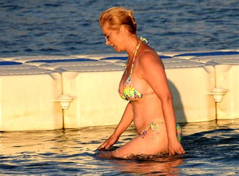Deneyimli hoca, heykeltıraş hasan cingiz ile aslan heykelinin yanında poz vermeyi de ihmal etmedi. Şarkıcı Songül Karlı, denizden çıkarken bikini kazası ...