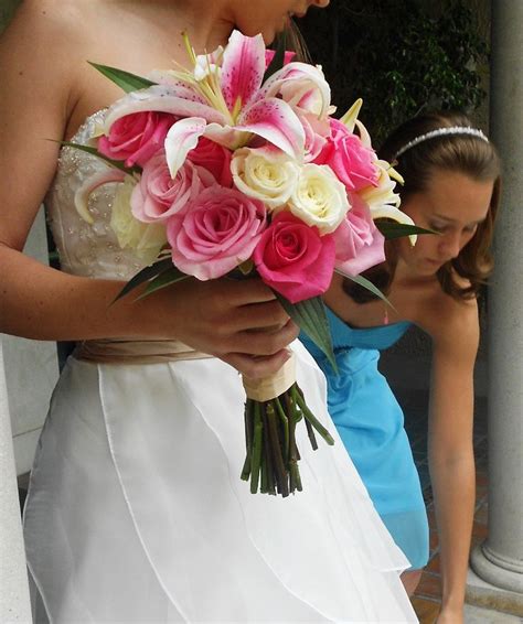 These videos are supposed to be about 5 minutes long, so i was limited as to how much i could show and say. Pink roses and Stargazer lily bouquet | Matrimonio, Fiori