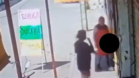 Captan en VIDEO a depravado manoseando a niñita de 3 años Puebla En