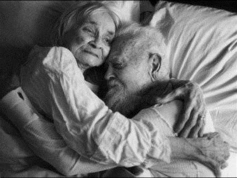 Old Couple In Love Old Love This Is Love Real Love Old People Love Vieux Couples Old