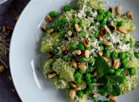 ˈpestu), or (to refer to the original dish) pesto alla genovese (italian pronunciation: Gnocchi met pesto roomsaus en doperwten - Zonderzooi ...