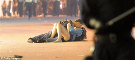Vancouver Riot Couple Pictured Kissing In Middle Goes Viral Daily Mail Online