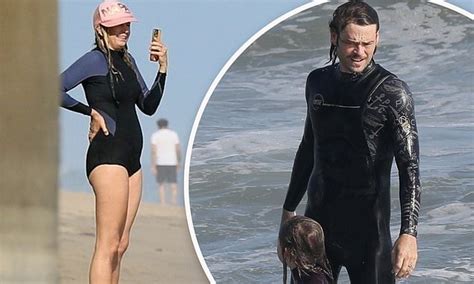 Mira Sorvino And Christopher Backus Soaked Up Some Sun And Waves During A Beach Day Daily Mail