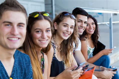 Insbesondere für studenten, die neben dem universitären lehrplan beispielsweise noch jobs oder man arbeitet einfach mal mit den tools, die die nasa auch nutzt. Studenten, Die Spaß Mit Smartphones Und Tabletten Nach ...