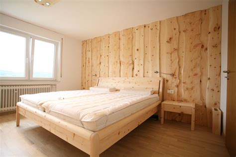 Das hatte ich bei meinem früheren bett auch. Bett, Nachtkästchen und Wandverkleidung aus Zirbenholz ...