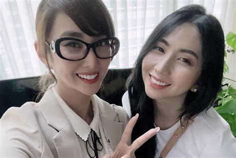 Lucky Fan Runs Into Alodia And Ashley Gosiengfiao At An Elevator Here