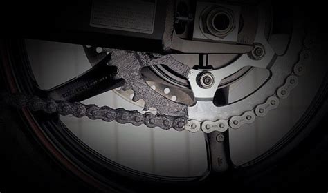 La trasmissione finale delle moto è un organo di fondamentale importanza, in quanto ad essa è i kit catena/corona/pignone di ultima generazione sono molto più performanti e longevi di quelli prodotti rimuovi la vecchia corona svitando i bulloni di ritegno autobloccanti; Come Pulire la trasmissione della moto: Catena, Corona e ...