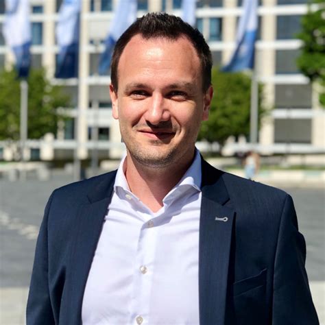 Das unternehmen wird beim amtsgericht 35578 wetzlar. Simon Duda - Bezirksdirektor - R+V Versicherung | XING