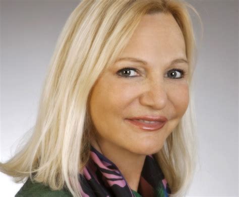 The definition of a flick is a light, quick touch or splash, or an informal name for a movie. Ingrid Flick übernimmt die Unikinder - BLO24.at