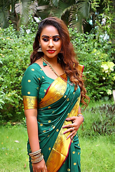 high definition photos of telugu film actress sri reddy in saree photo plus gold big size