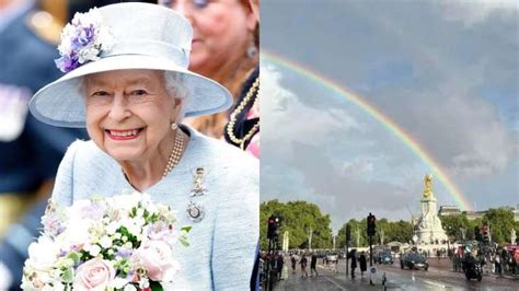 Rip Queen Elizabeth Ii Rainbow Rises Over Buckingham Palace Windsor