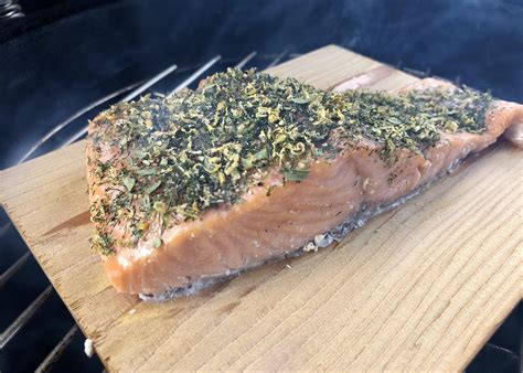 Op cederhout gerookte zalm