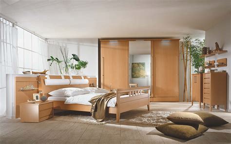 Schlafzimmer in Buche mit Schwebetürenschrank - Wohnello.de
