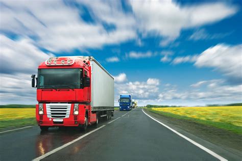 Banco de Imágenes Gratis Camiones pesados de carga en la carretera