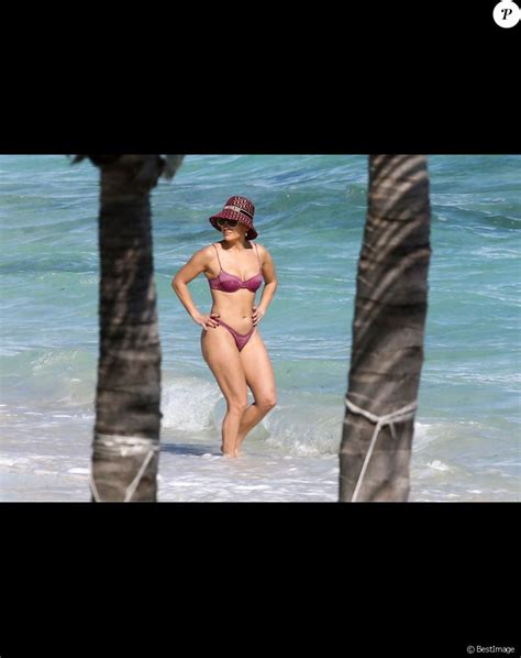 Jennifer Lopez Maillot string et silhouette de rêve à la plage à ans le diaporama