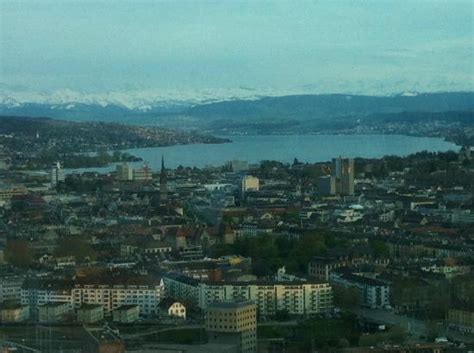 Auf einem hügel über der stadt, sanft eingebettet zwischen lieblichen hügeln, wiesen und wäldern, mit einem. Atemberaubender Ausblick vom Fensterplatz - Bild von ...