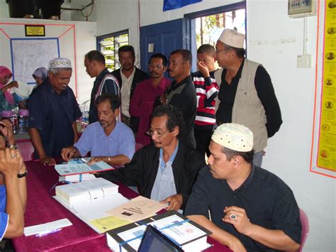 Semua proses dibantu petugas suruhanjaya pilihan raya (spr). PDM Tempinis: Pertandingan Pusat Daerah Mengundi