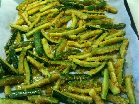 Gli stick di zucchine sono facili e velocissimi da preparare! Ricetta stick di zucchine croccanti cotte al forno ...
