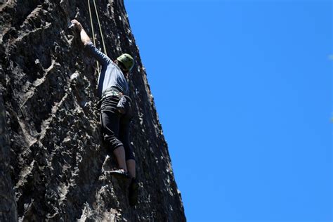 無料画像 おとこ 空 冒険 男 崖 青 ロック・クライミング エクストリームスポーツ 登山 ヘルメット