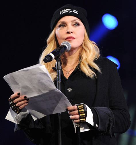 Madonna apresenta show do Pussy Riot promovido pela Anistia Internacional veja fotos e vídeo