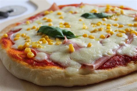 Pizza Con Mozzarella Fior Di Latte Prosciutto Cotto E Mais Fidelity