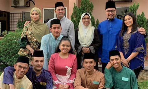 Perayaan tersebut juga dikenali sebagai hari raya puasa, hari raya fitrah atau hari lebaran. 11 Perkara Boleh Dan Tidak Untuk BERAYA Masa PKPB, Sila ...