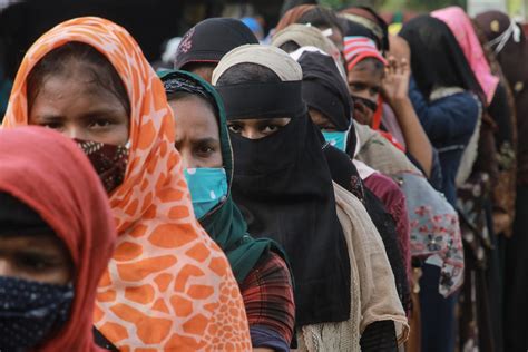 Lhokseumawe Indonesia September 7 Rohingya Refugee Women Queue For