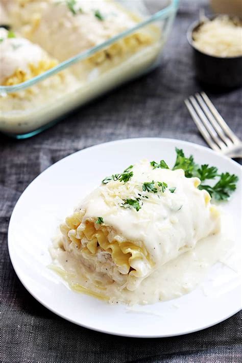 A chicken and spinach lasagna with a creamy white cheese sauce. White Chicken Lasagna Rollups | Creme De La Crumb