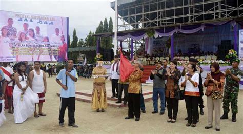 Lomba Karnaval Warnai Pembukaan Festival Kabupaten Kepulauan Aru I